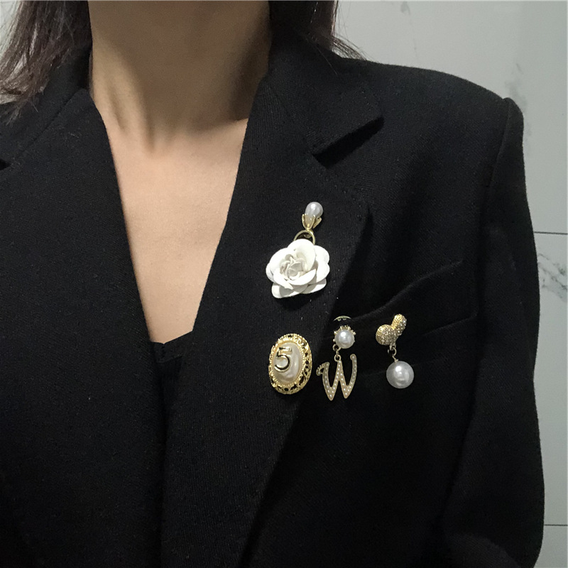 Ghim Cài Áo Hình Hoa Và Chữ W Đính Ngọc Trai Nhân Tạo 22792