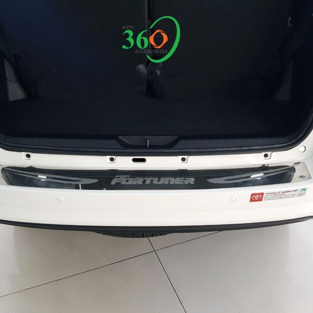 Nẹp chống trầy cốp sau Monde bằng Inox dành cho xe Fortuner đời 2017-2019