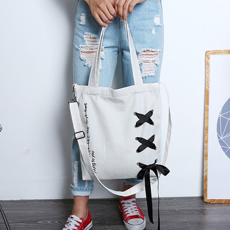 Túi đeo vai bằng vải canvas với họa tiết chữ