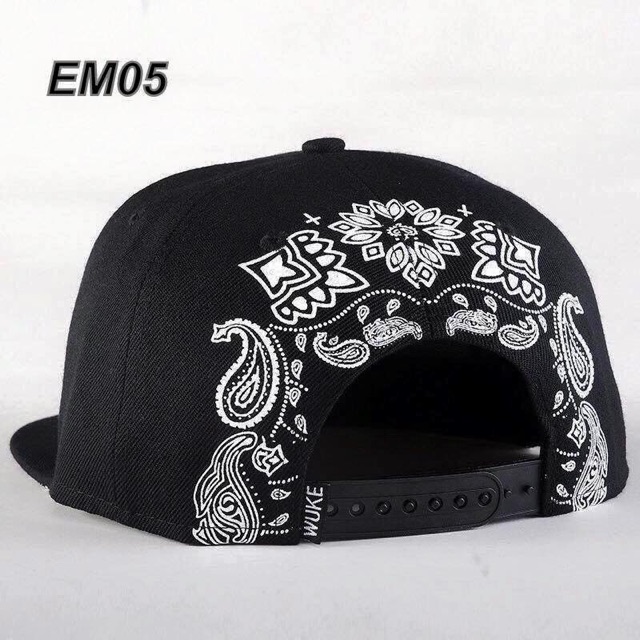 Mũ snapback chữ thập