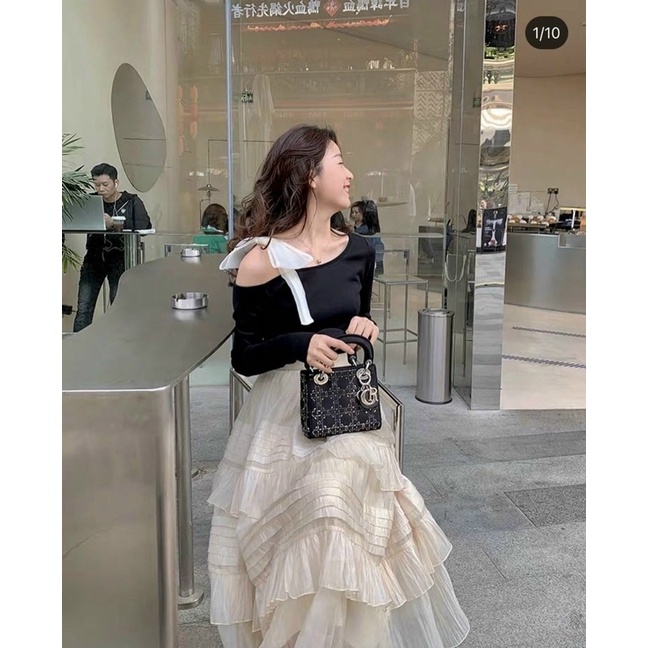 Set áo thun đen dài tay nơ vai kèm chân váy kem tầng xoè MITRIE