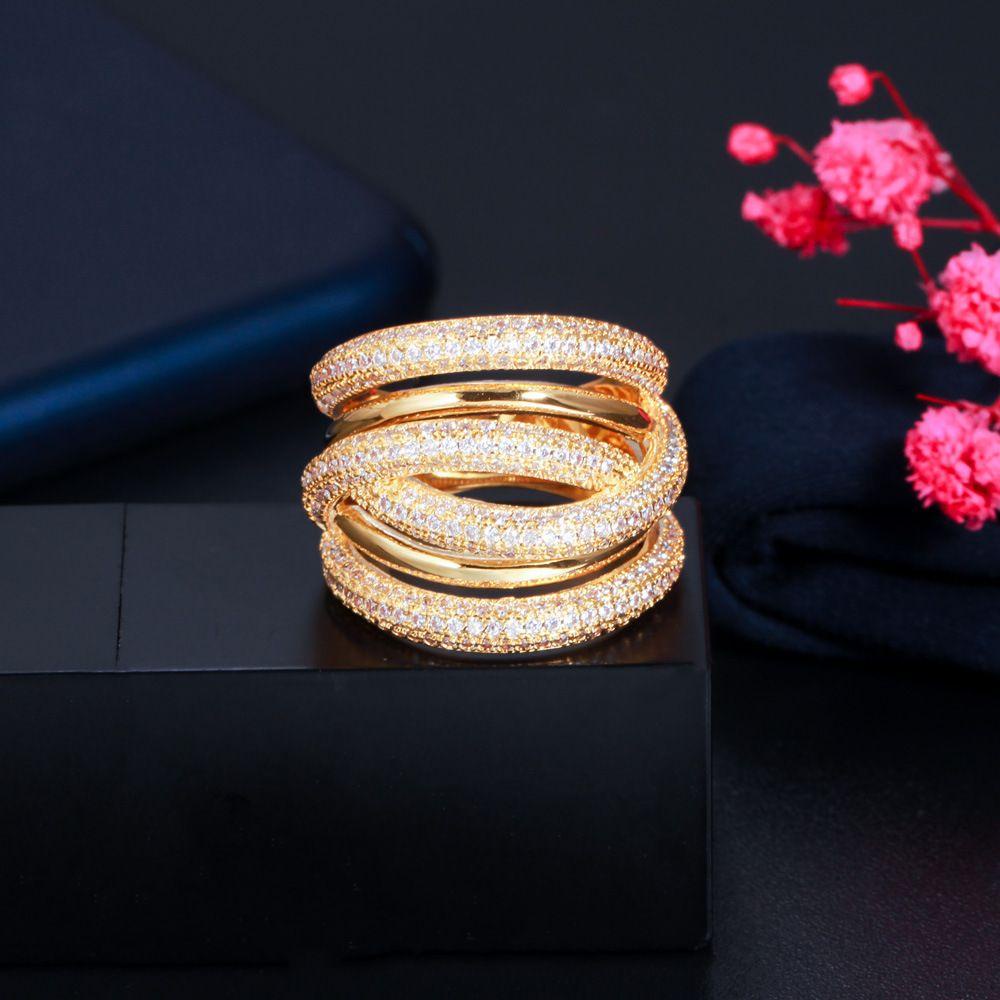 Nhẫn Cưới Bản Rộng Đính Đá Sang Trọng