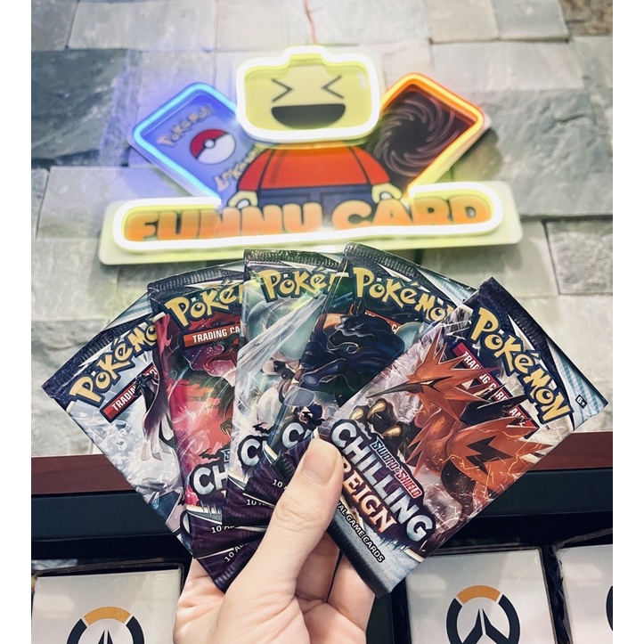 1 pack Pokemon Tcg chính hãng - Chilling Reign - Tặng kèm 1 Toploader