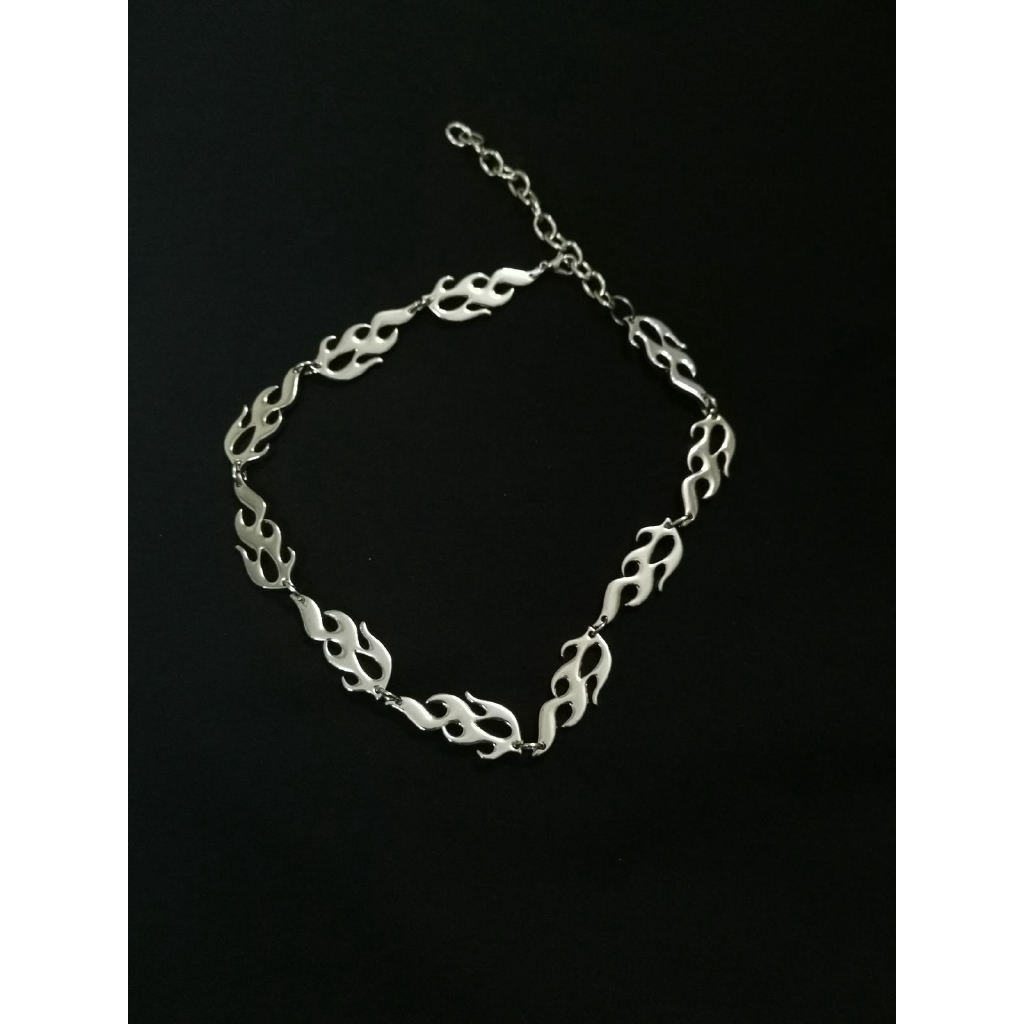 Vòng cổ tối màu hình ngọn lửa độc đáo đẹp mắt