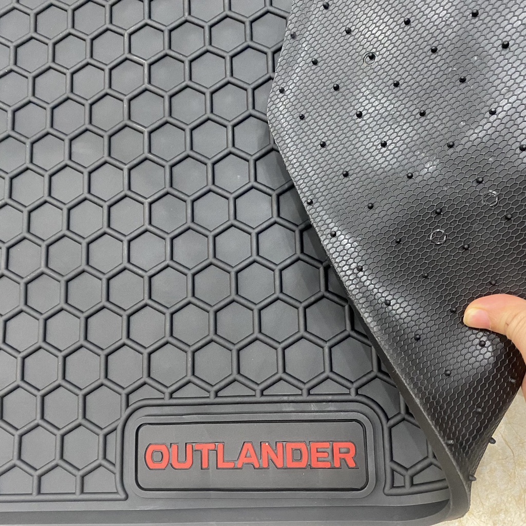 Thảm Lót Sàn Cao Su Cho Xe Outlander mẫu Tổ ong chữ đỏ- hàng không mùi , cao su đúc, vừa form xe,