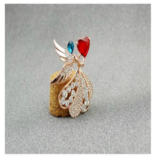 Cào áo cô gái