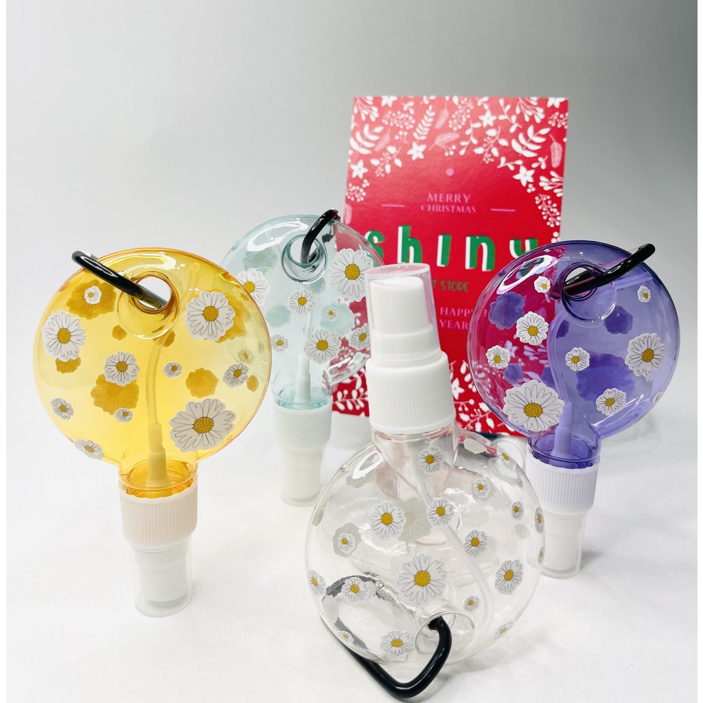 Bình xịt hình tròn 50ml tặng kèm sticker hoa cúc và móc treo tiện dụng