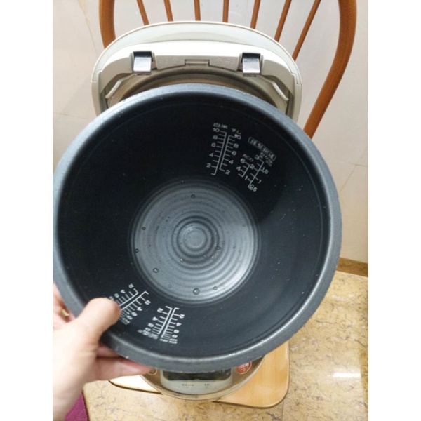 Nồi cơm điện cao tần áp suất hút chân không Toshiba 1L8