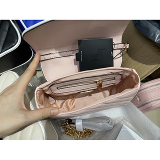 Túi LYN MADDY HANDBAG tay cầm 𝐦𝐚̂̃𝐮 𝐦𝐨̛́𝐢
