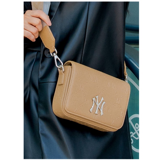 ✅  Túi DA MLB Monogram Diamond Embo MIni Crossbody Bag New York Yankees Brown