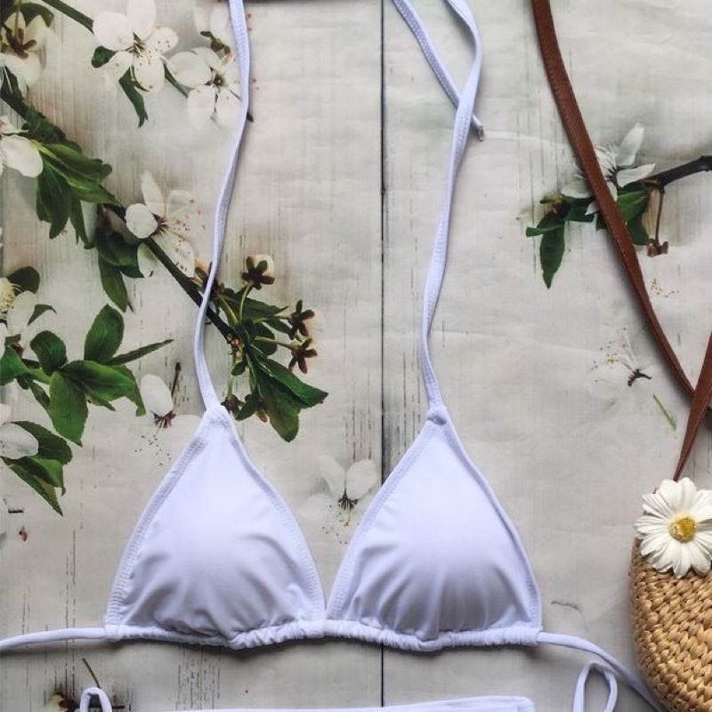 Bikini 2 mảnh tam giác trắng, dây dài tạo kiểu đơn giản