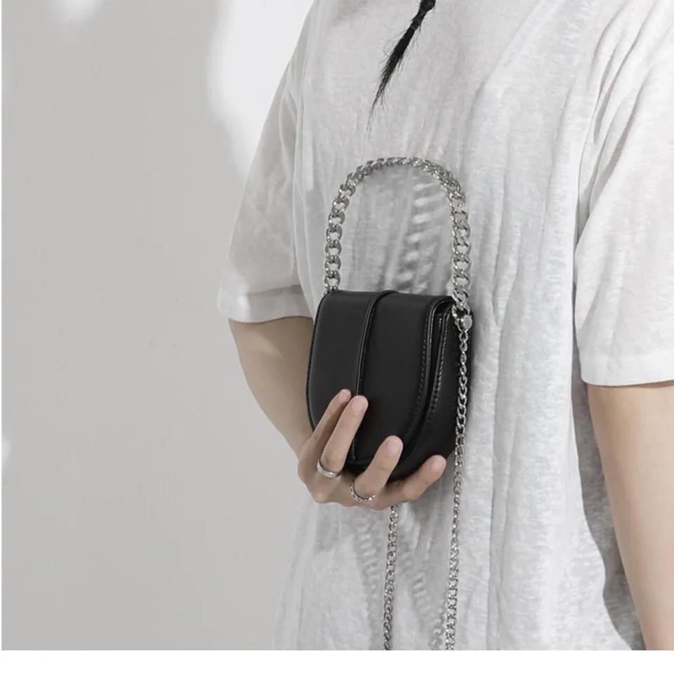 Túi đeo chéo kích thước nhỏ phối dây xích thời trang 2021 phong cách dạo phố