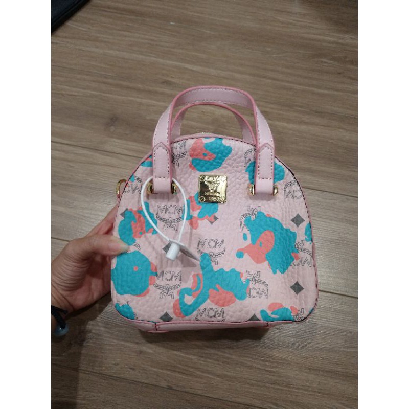 Thanh lý pass new hàng trưng bày hãng túi đeo chéo cầm tay m.c.m màu hồng da bò thật balo mini cách 