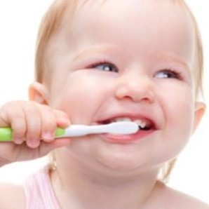 Bàn chải đánh răng cho bé Combi cho bé từ 4 tháng tuổi, chất liệu mềm mại an toàn cho bé, có tấm chắn bảo vệ