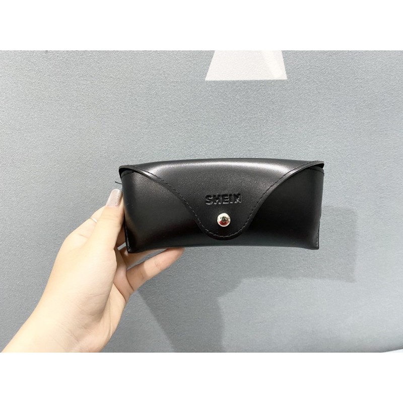 Kính Shein sang sịn mịn ạ, Có Mail mua hàng tại web của hãng.