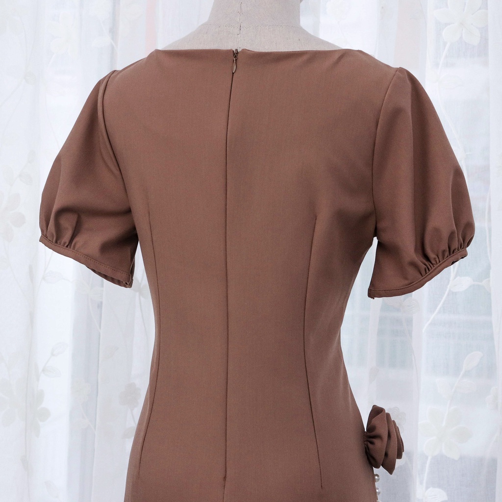 Đầm Suông Công Sở Dự Tiệc Sang Trọng Bigsize AMYRA, Thiết Kế Suông Dài Tay Phồng Phối Hoa Eo Đính Ngọc Cao Cấp DA125