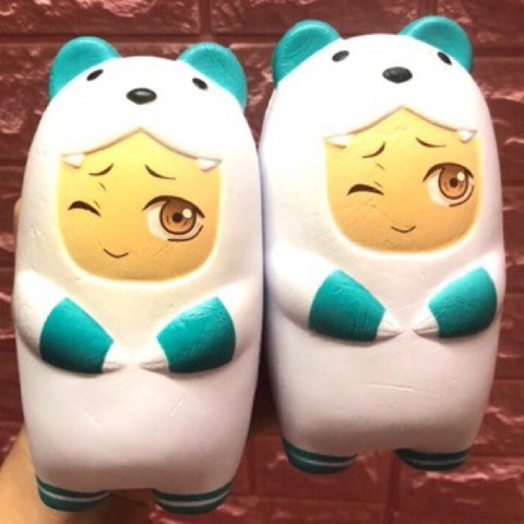 SQUISHY CẬU BÉ TRẮNG NHÁY MẮT ĐÁNG YÊU MẶC ÁO KHOÁC GẤU SIÊU DỄ THƯƠNG BÁN LỖ-SQUISHY GIÁ RẺ