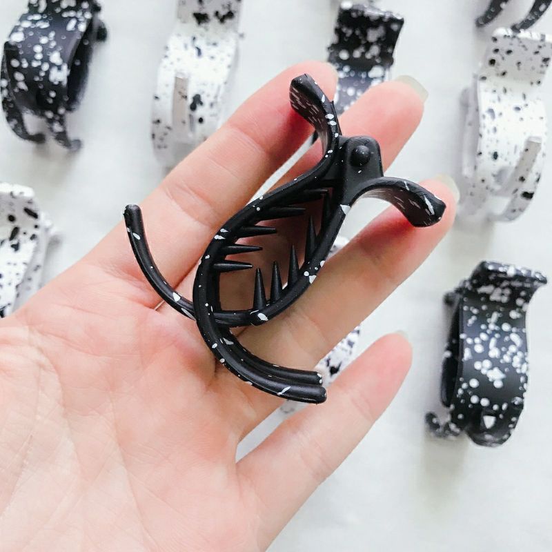 KẸP TÓC TRONG SUỐT IN BÒ SỮA