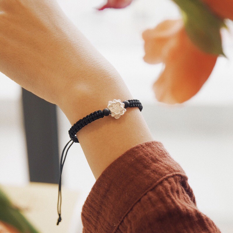 Vòng chỉ tết 2 hạt Trầm Hương 4 ly mix charm hoa sen bạc