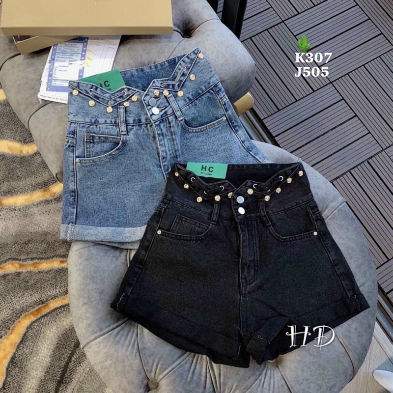 Quần short kiểu đính viền nút