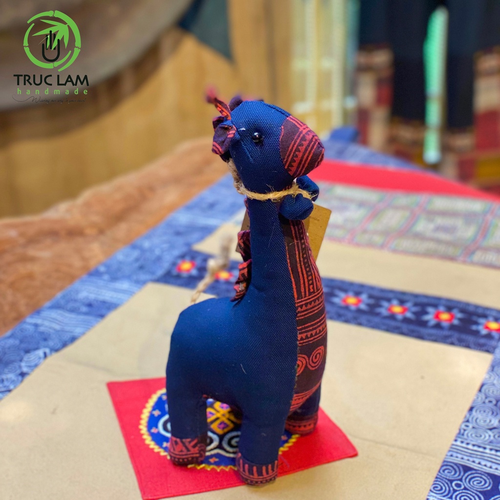 Đồ Chơi Cho Bé Thú Nhồi Bông Hình Con Hươu Cao Cổ Vải Thổ Cấm Sáp Ong Bông Gòn Cao Cấp – Trúc Lâm Handmade