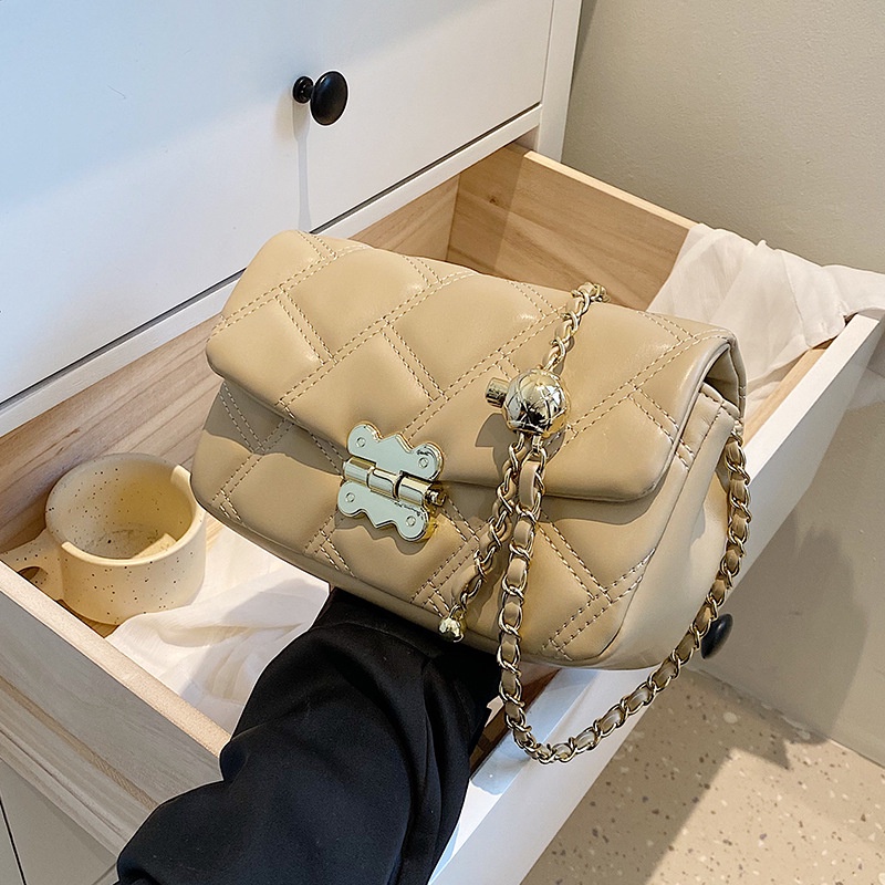 Túi đeo chéo dáng vuông nhỏ Ielgy đính hạt dễ phối đồ thời trang cho bạn gái