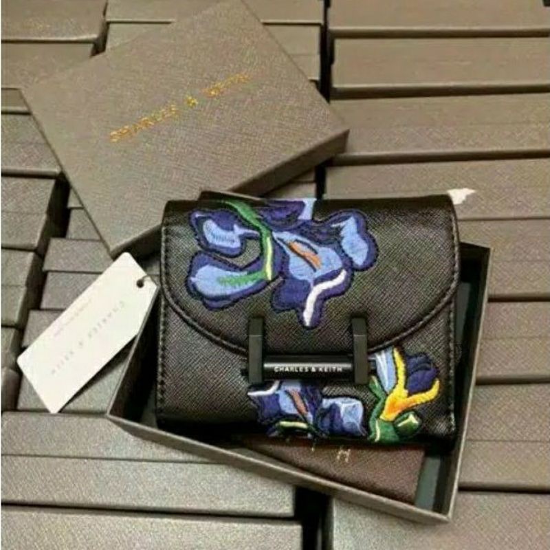 CHARLES & KEITH Ví Charles Họa Tiết Hoa Đính Ngọc Trai Sang Trọng