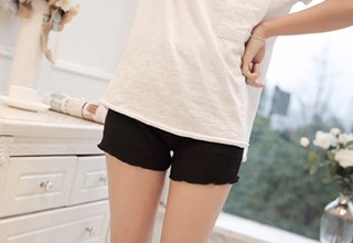 Quần mặc trong váy trắng, đen