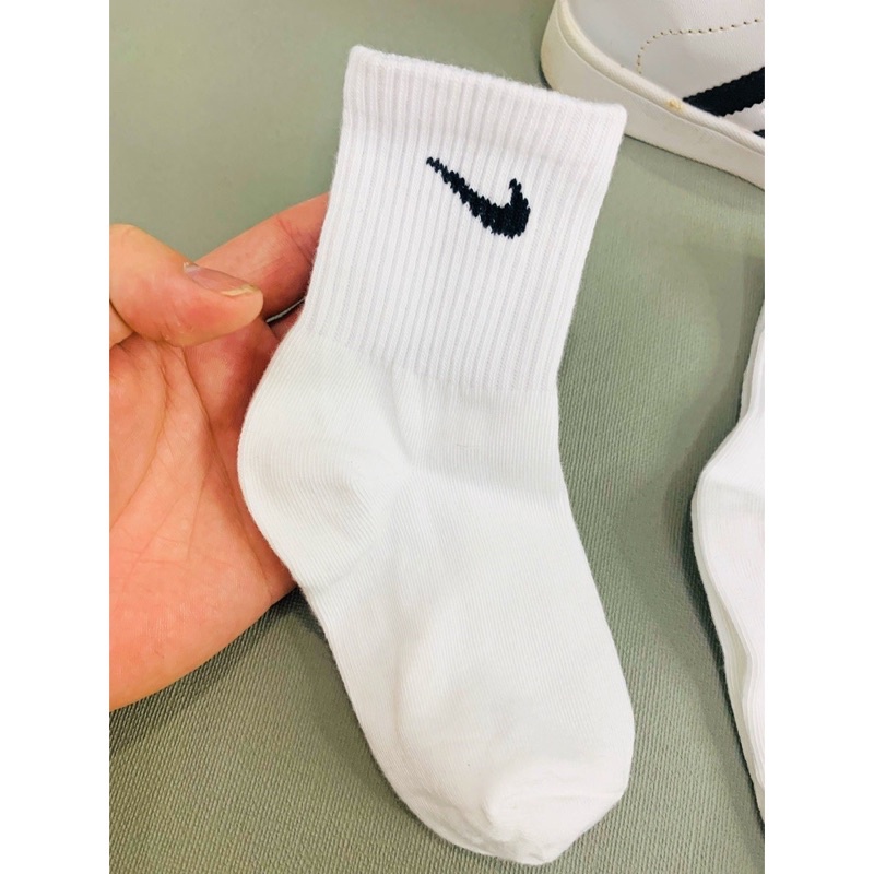 Tất NIKE cho bé trai và bé gái hai màu đen và trắng