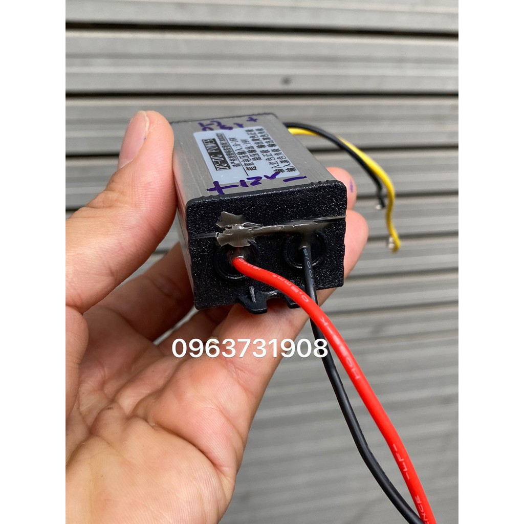 Bộ chuyển đổi dòng điện DC 12V lên dòng điện DC 19V lắp màn hình trên oto