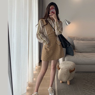 A new style of dress for women in 2022 is a small, high-end spring dress with long sleeves.