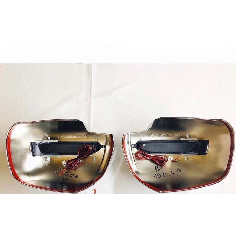 Ốp gương chiếu hậu Toyota Innova loại có đèn xi nhan