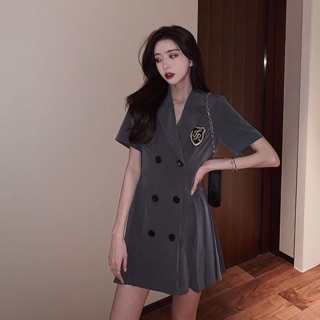 Váy vest xếp ly huy hiệu