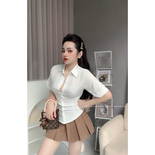 Set áo sơmi trắng + chân váy xếp ly nâu
