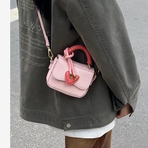 Túi Đeo Chéo Hình Vuông Nhỏ Màu Hồng Họa Tiết Trái Tim Dễ Thương Cho Nữ