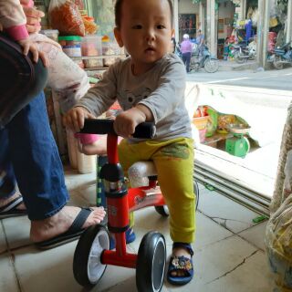 Xe chòi chân thăng bằng cho bé