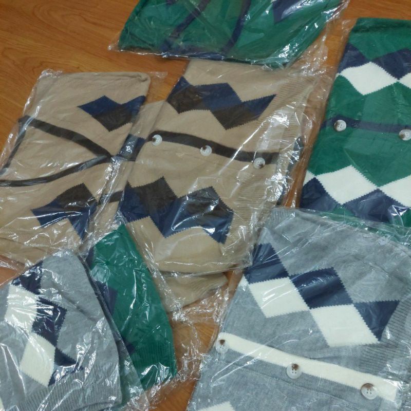 Áo len gile nữ - hình quả trám khuy