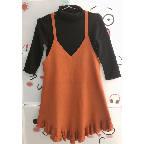 Váy yếm 2 món Freesize màu Nâu đất bèo đuôi cực xinh, dày dặn cầm nặng tay.