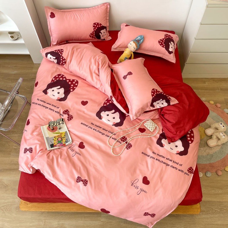 Bộ Drap &amp; Chăn Phao Cotton Poly Cô Bé Tim Đỏ