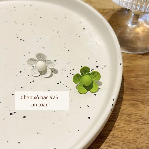 Bông tai đi biển hoa cúc Her Accessories chân xỏ bạc 925 H114