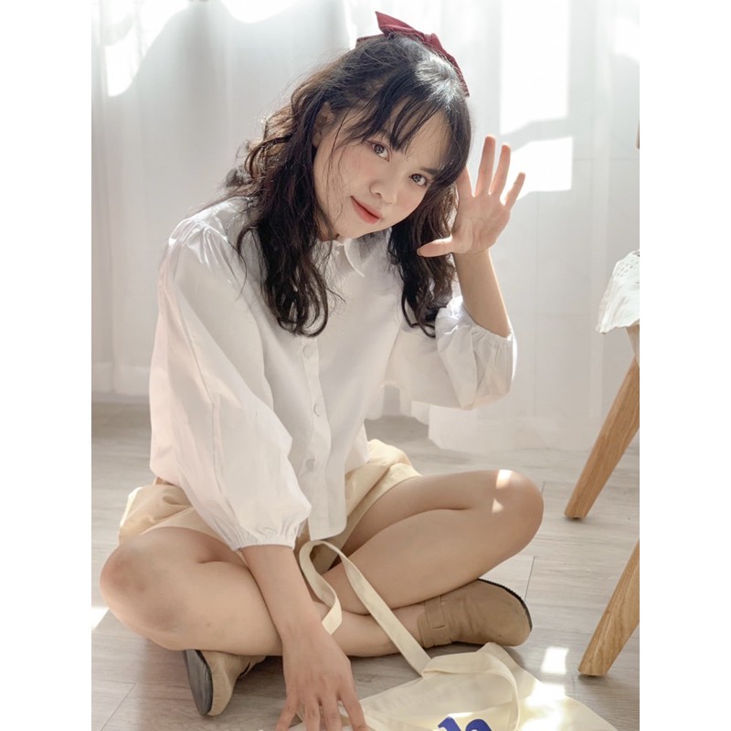 Áo sơ mi trắng cúc bọc vải.