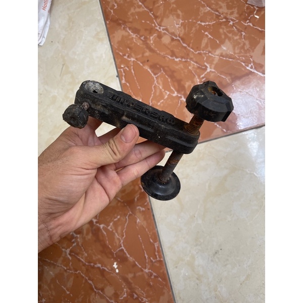 Tay kẹp phôi cố định vật liệu