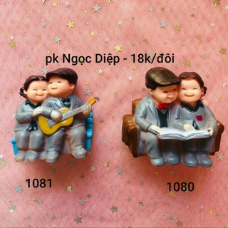 Đôi ông bà ngồi chơi đàn và xem album