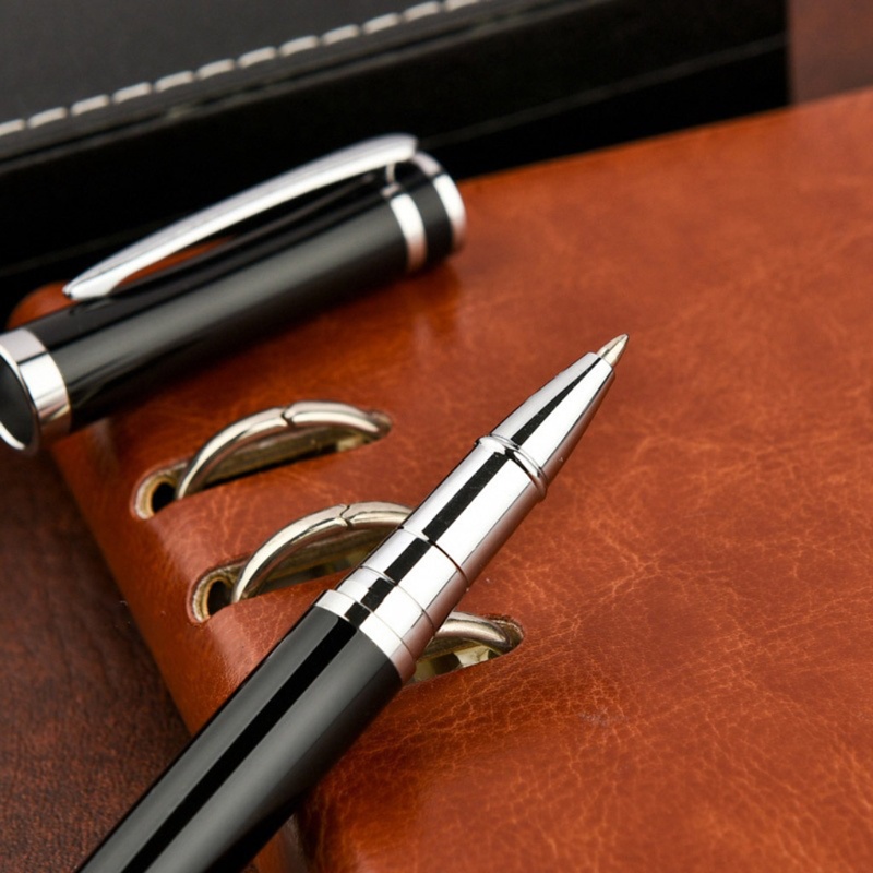 Bút bi mực đen bằng kim loại dùng trong văn phòng hoặc trường học tiện lợi