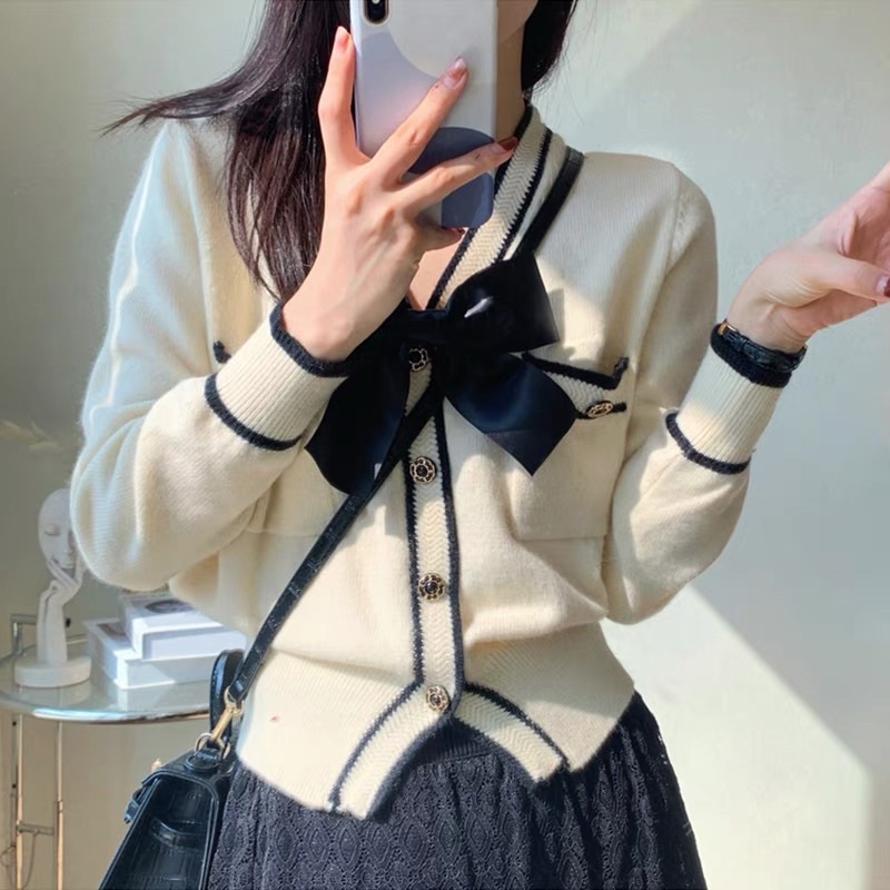 Áo len màu đỏ phong cách kiểu Nhật năm 2023