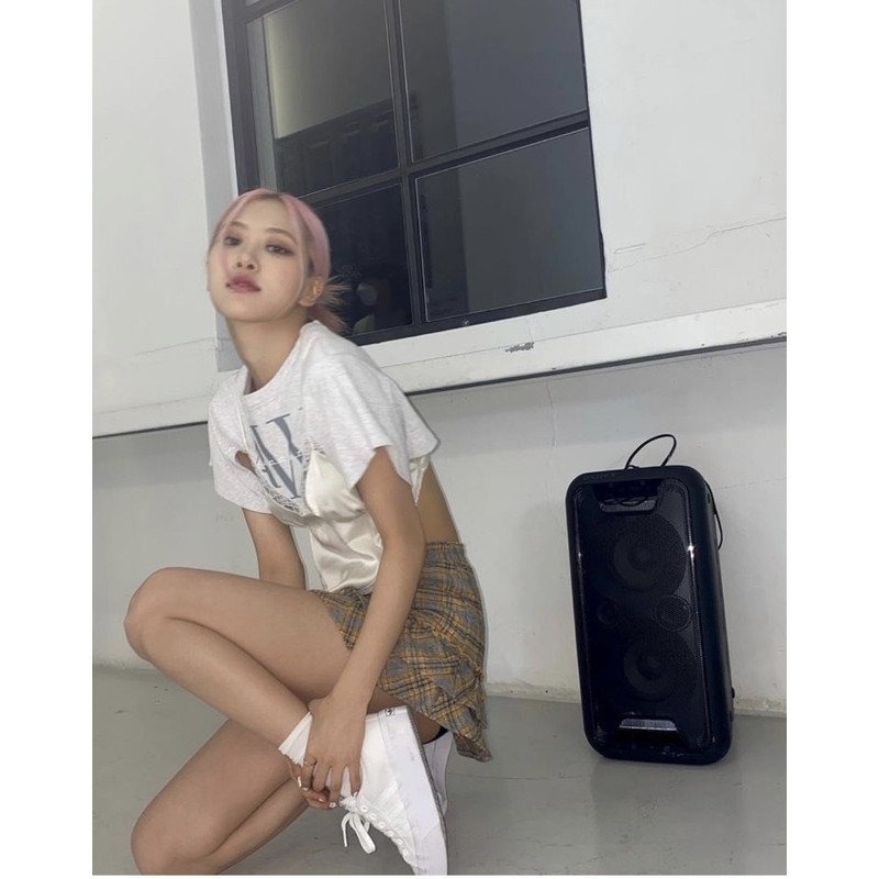 Set áo thun kèm áo hai dây và chân váy kẻ sọc Rosé Blackpink, Chaeryeong ITZY