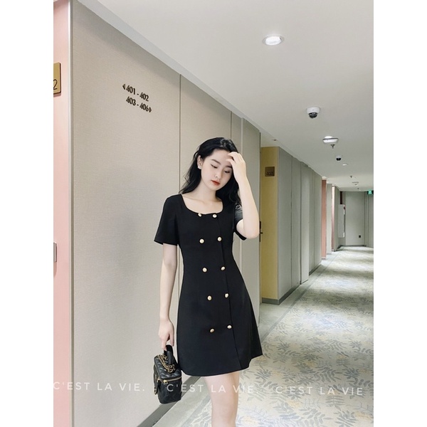Váy đen mini hai hàng cúc đồng