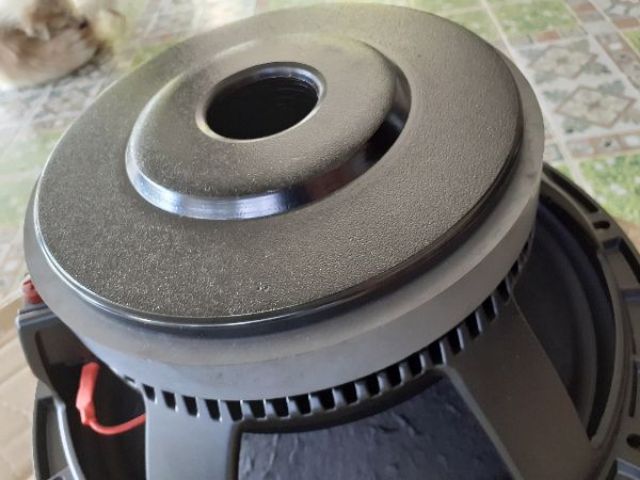 Một chiệc lao bass 30 rcf coil 75 từ 190 hàng loại 1