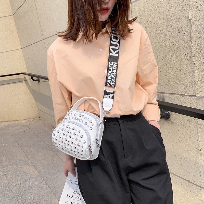 túi xách nữ Túi nhỏ xu hướng thời trang của phụ nữ đơn giản và linh hoạt Túi đinh tán lưới màu đỏ pop Single Shoulder Messenger Bag Túi xách nữ băng rộng túi đeo vai đơn của phụ nữ
