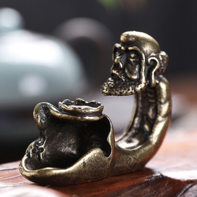 Đạt Ma đặt nụ trầm( núi trầm)